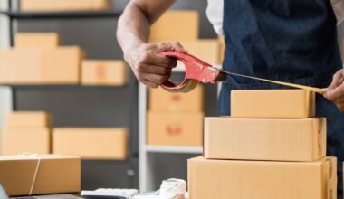 Shipping operative measuring package dimensions to calculate dimensional weight in a warehouse