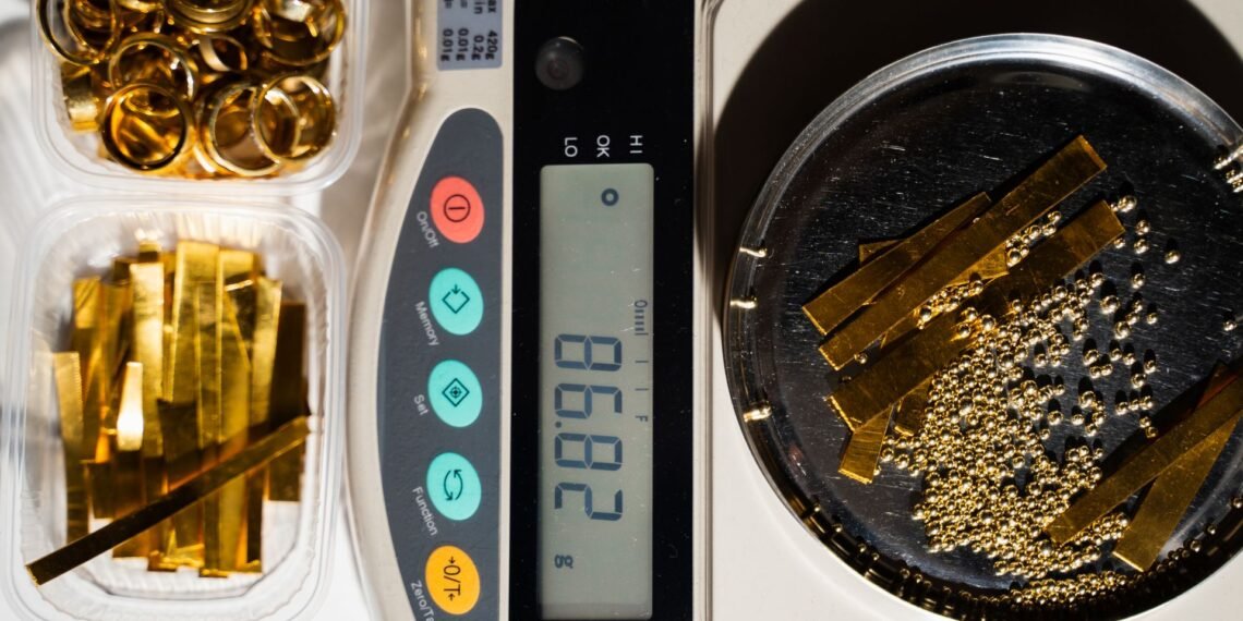 NTEP Class II certified jewelry precision balance weighing gold jewelry with draft shield on retail counter