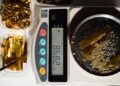 NTEP Class II certified jewelry precision balance weighing gold jewelry with draft shield on retail counter