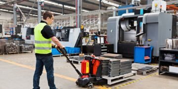 Warehouse distribution center with floor scale at receiving dock and pallet weighing operations for inbound and outbound freight
