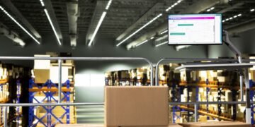 Warehouse floor scale connected to a warehouse management system workstation with weight data flowing automatically into the WMS transaction record